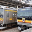 車体幅の狭い205系（左）と幅の広いE233系（右）（2014年）。205系からE233系への置換えがほぼ完了した後の混雑率は下がっている。