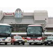 東京2020オリンピック・パラリンピック競技大会特別仕様ナンバープレートの交付開始。撮影協力：左から飛鳥交通、京成バス、三和交通、京浜急行バス、豊和自動車、東京空港交通（場所：羽田空港）