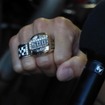 佐藤琢磨選手はこの日、「インディ500」優勝記念のリングを身につけて登場した