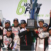 表彰台では7号車の小林可夢偉（右端）らも加わり、トヨタ1-2を祝う。