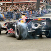 レッドブル、浅草寺でF1デモ走行