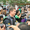 レッドブル、浅草寺でF1デモ走行
