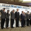 星野社長（中央右）と五十嵐秀交通サービス事業本部長（中央左）の両脇で敬礼する、新制服を着用した小田急の現役職員。新制服は2018年3月中旬に導入される。