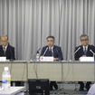 スズキの決算会見の様子。中央にいるのが鈴木俊宏社長