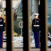 担当する海兵隊員は大統領の車列が過ぎ去っていくまで直立不動で見送る。