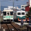 吊り上げられた後に、元信楽高原鉄道のKR301号（旧SKR301号・左）と交錯したキハ603号（右）。