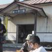 1日1本の列車しか発着しない札沼線の終点・新十津川駅。11月7日に発表された2016年度の線区別収支状況によると、同駅を含む札沼線北海道医療大学以北の輸送密度は、JR北海道のワースト1となっている。新十津川町では、駅長犬に柴犬を迎えてイベントを開催するなど、人を呼び込むための懸命な努力が続けられているが、当別、月形、浦臼、新十津川の沿線4町は、路線維持困難との認識で一致し、バス転換を視野に入れた新たな交通体系のあり方を考える方向で検討を進めていくという報道があった。