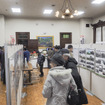 北海道の鉄道の歴史に関するパネルを中心に展示されていた会場。釧路市で開催されて好評を得ていた、簡易軌道に関する展示も人々の注目を集めていた。