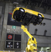 高々とカローラフィールダーを持ち上げ、さらに傾けて底面を見せつけるFANUC Robot M-2000iA/1700L。