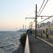 JR東日本は鶴見線でビール列車を運行する。写真はホームが京浜運河に面している海芝浦駅。