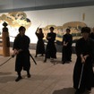 刀を扱う心構えからしっかりと教え込まれる。羽田空港で「究極のインスタ映え」？「SAMURAI FILM」で本物のスタントマンとアクション体験はいかが？