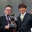 初代シリーズチャンピオンに輝いた山野哲也選手（右）