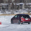 凍りついた女神湖を走る日産リーフ