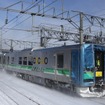 2月13日に搬入されたH100形2両。JR東日本が新潟・秋田地区に投入するGV-E400系と基本仕様は同じだが、側面には愛称名の「DECMO」と形式名の「H100」のロゴが付けられている。