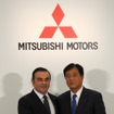 三菱自動車の益子修会長兼社長(右)と日産自動車のカルロス・ゴーン社長(資料画像)