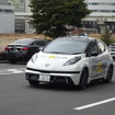 横浜市内の一般道を走行する「イージーライド」の実験車両