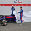 トロロッソSTR13をドライバー2人がアンベール（左ガスリー、右ハートレー）。