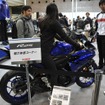 今年1月に発売されたばかりの「YZR-R25」を「軽さ体験コーナー」で試乗する来場者。車体をライダーが支えているため車重が体感できる。