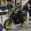 4月10日発売の「MT-07」を「軽さ体験コーナー」で試乗する来場者。車体をライダーが支えているため車重が体感できる。