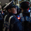反安倍政権デモの警備にあたる警官（3月16日、東京）。　(c) Getty Images