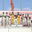 GT300クラスの表彰式（中央左が小林、右が中山）。