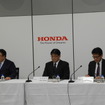 決算会見を行う（左から）倉石誠司副社長、竹内弘平専務、森澤治郎経理部長
