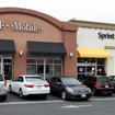 Tモバイル（向かって左）とスプリントの店舗　(c) Getty Images