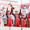 GT500クラスの表彰式。中央左が松田、右がクインタレッリ。