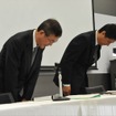 謝罪する吉永泰之社長（左）と大崎篤執行役員品質保証本部長（右）。（5日・スバル恵比寿本社ビル）