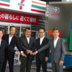 セブン-イレブン・ジャパンの古屋社長（中央）。その右隣がトヨタの友山副社長