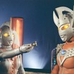 ウルトラの母（向かって左）とウルトラマンタロウ