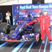 Red Bull Toro Rosso Honda STR13 Prototypeと記念撮影