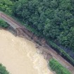 盛土が流出した山陽本線本郷～河内間。