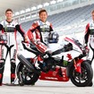 鈴鹿8耐3連覇中のYAMAHA FACTORY RACING TEAM。4連覇に向け中須賀選手（中央）の意気込みも十分だ