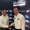 高橋氏とWRCプロモーター代表のO.シースラ氏（シースラ氏はビデオメッセージでの報告会参加）。