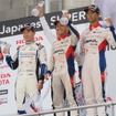 左から2位の可夢偉、優勝の関口、3位の平川（関口の後方に星野一義監督）。