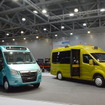 GAZガゼール・ネクストの電動バス（左）と自動運転車