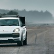 自転車の欧州最高速記録の達成をサポートした新型ポルシェ・カイエン・ターボ