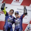 Movistar Yamaha MotoGPのロッシ選手（向かって左）とビニャーレス選手