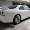 懐かしいR33 スカイライン。オーナーは新車時から乗るワンオーナー車。映画好きのオーナーのこのクルマは、参加車の中でも珍しく、オーディオとは別に5.1チャンネルのシステムを持つ。