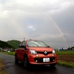 ルノー トゥインゴGT。雨上がりの虹がかすかに見えていた。