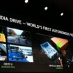 エヌビディア（NVIDIA）の最新のAIコンピュータ「DRIVE AGX」を発表するジェンスン・フアンCEO