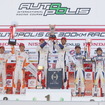 GT500クラスの表彰式（中央左がキャシディ、右が平川）。