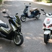 話題の125cc（原2）スクーター。左からヤマハNMAX、ベスパ プリマベーラ、プジョー スピードファイト