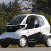 パーソナルモビリティに使用される車両はホンダの2人乗り小型EV、MC-β（写真は2013年）。