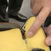 グルーアンカーの技術紹介。こちらは従来品。指さしているところに金属がある。