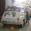カロッツェリア・ショーネリによって仕上げられたFIAT600。少女の興味を大いに誘ったようだ。