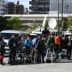 日産本社そばで待機する報道陣（20日、横浜市）。　(c) Getty Images