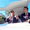 Milee（マイリー）に乗車して自動運転を体験する愛知県の大村秀章知事（右）と豊橋市の佐原光一市長。