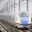 北陸新幹線長野～金沢間を運営するJR西日本は、同新幹線の新大阪早期開業を視野に貸付料増額容認の可能性を示唆しているが、建設費の高騰による増額には難色を示している。写真はJR西日本のW7系新幹線車両。